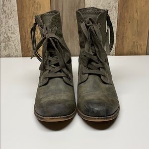 9.5 Roxy mid ankle boot